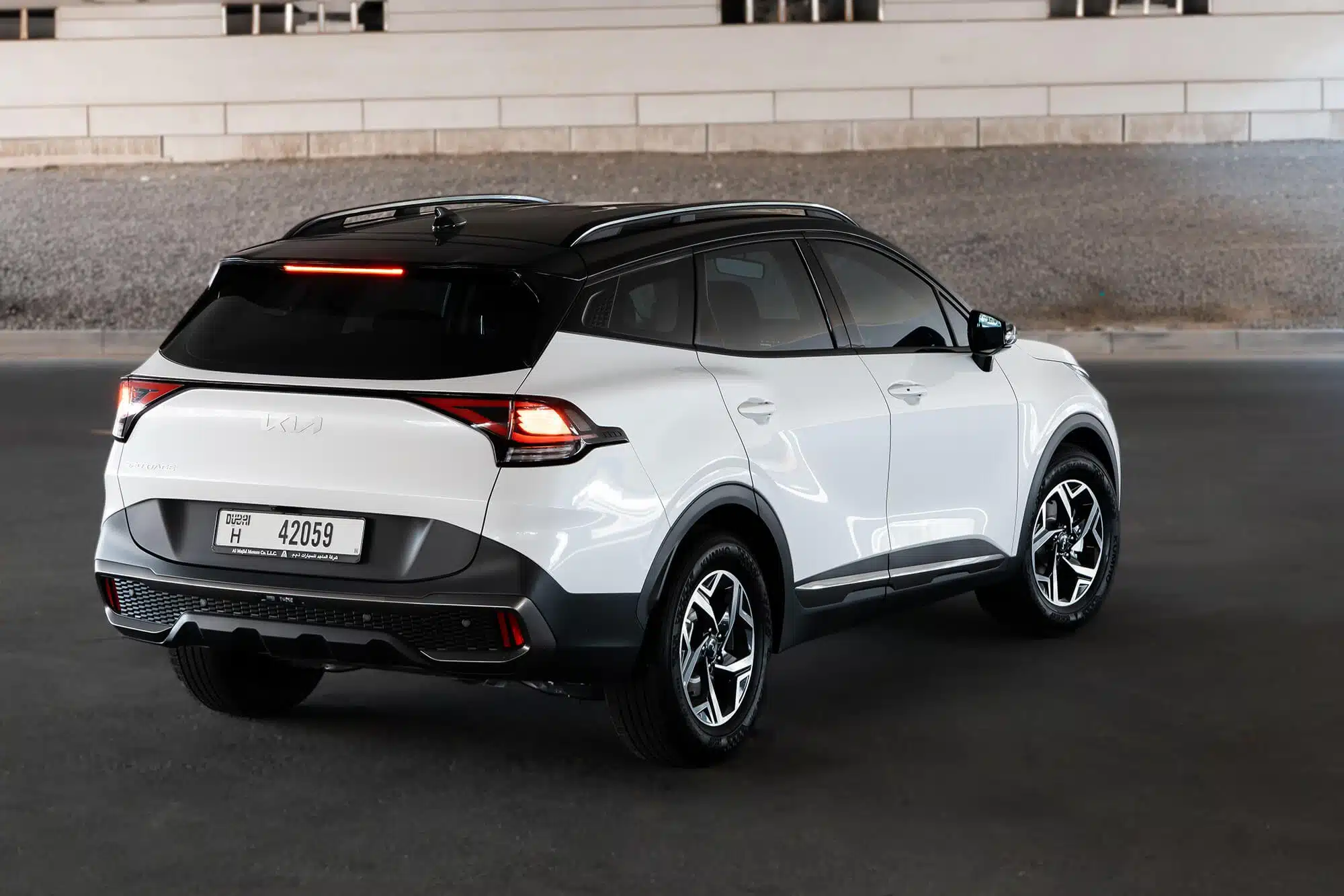 השכרת Kia Sportage 2025 לבנה בדובאי