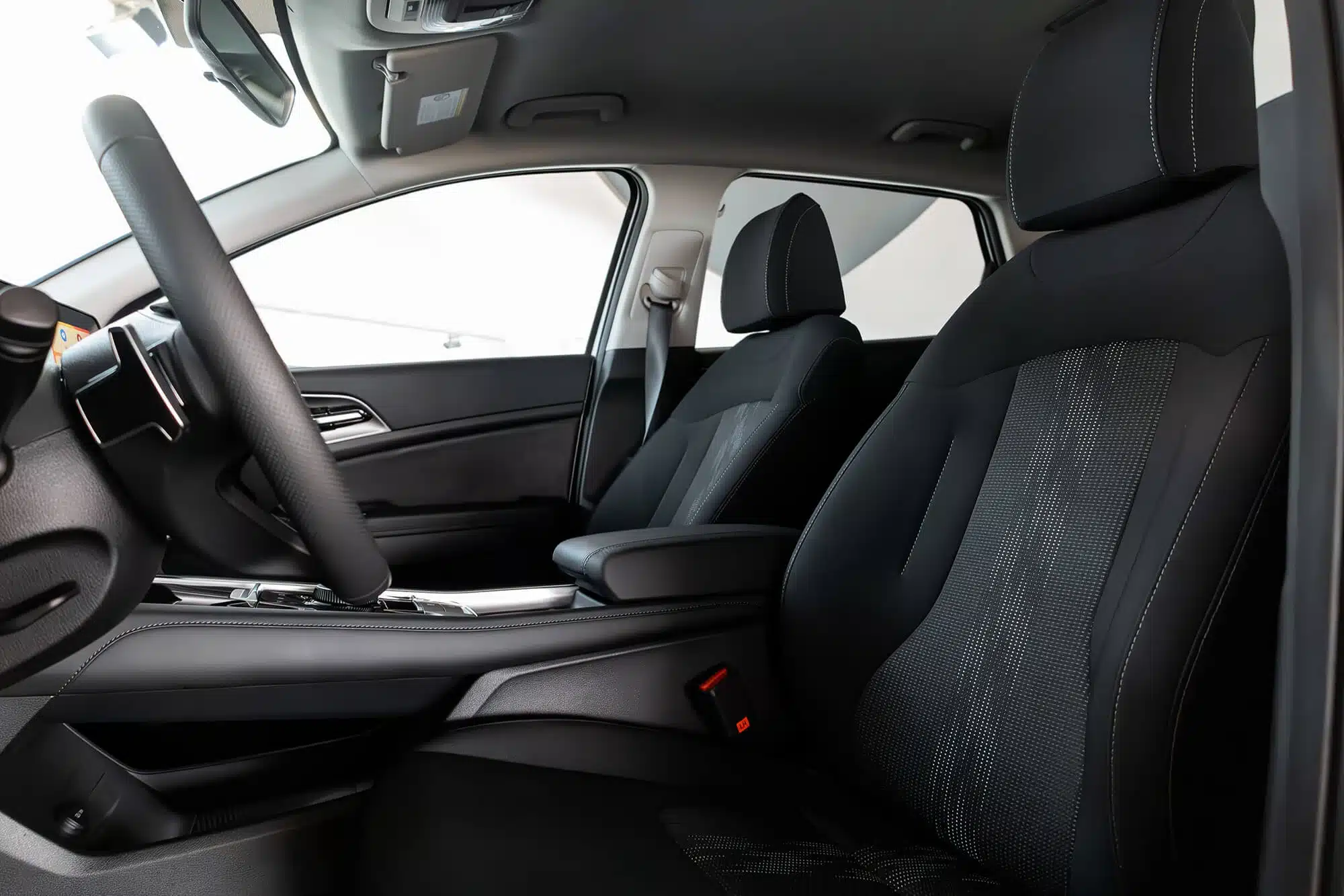 מושבי בד שחורים ומרווחים בקיה ספורטאז' Kia Sportage החדשה.