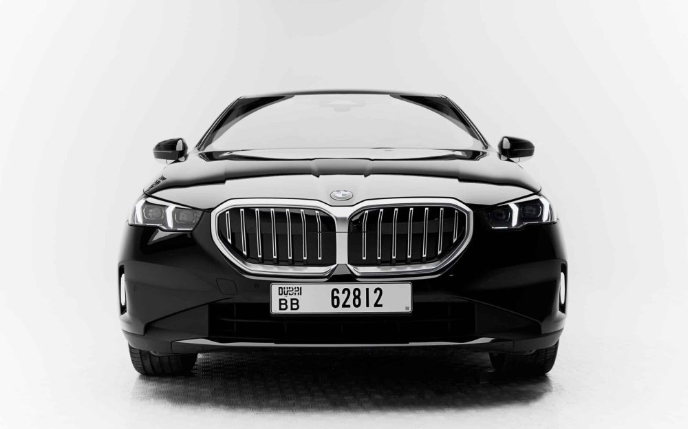 ב.מ.וו 520i שחורה 2024 חזית