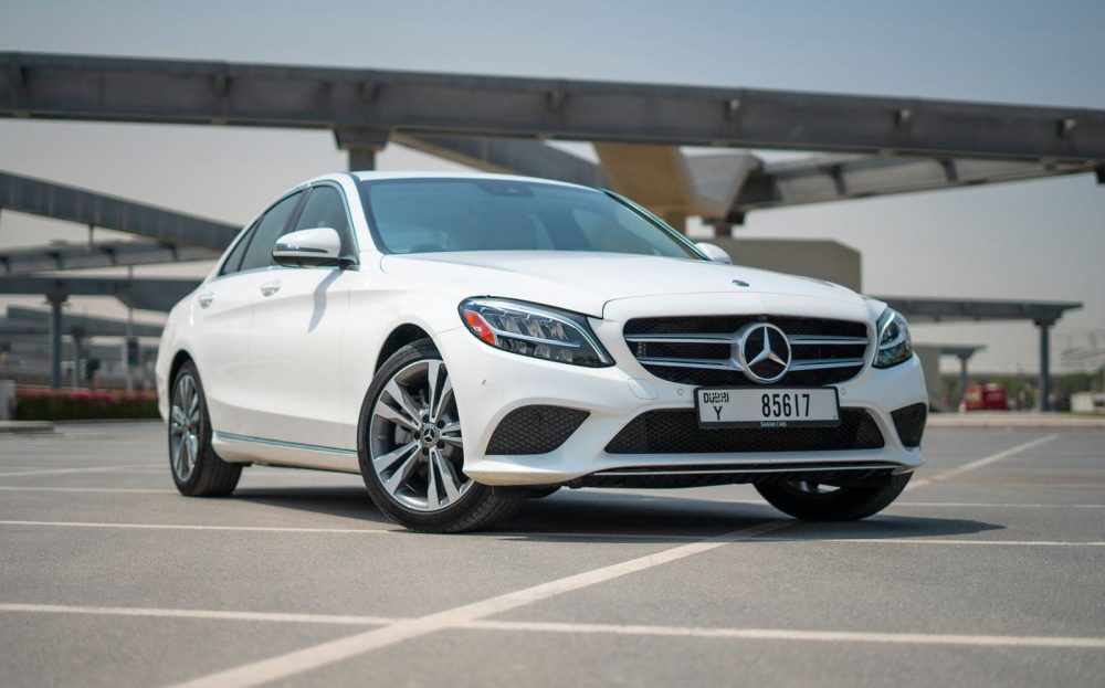 מכונית יוקרה לבנה מרצדס Mercedes C300 בדובאי.