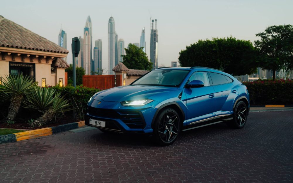 השכרת למבורגיני אורוס כחולה בדובאי - רכב SUV יוקרתי לחוויית נהיגה ספורטיבית ומפנקת בעיר.