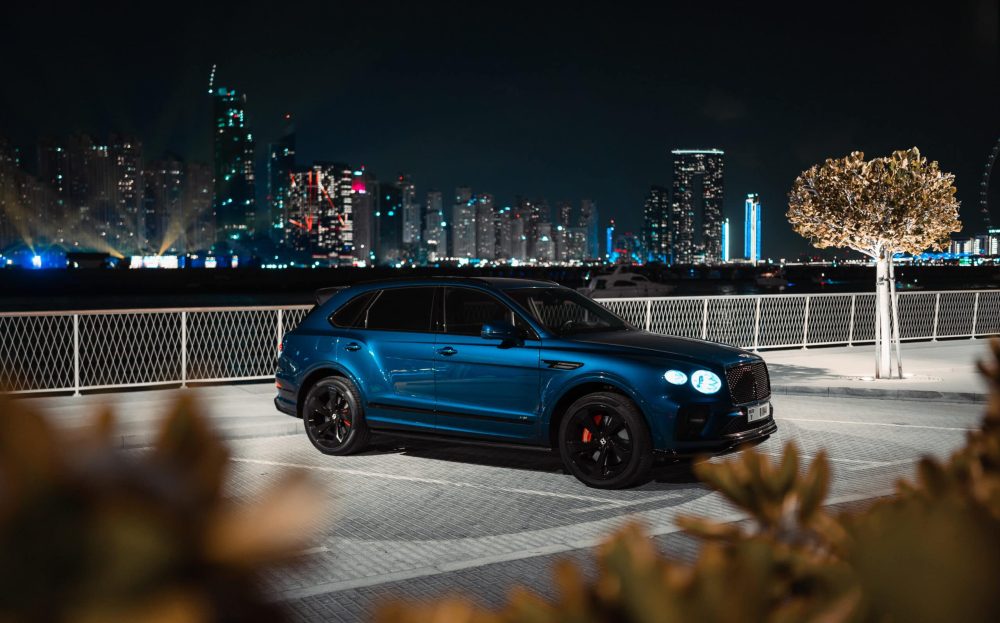 רכב בנטלי Bentley Bentayga כחולה 2021 יוקרתית.