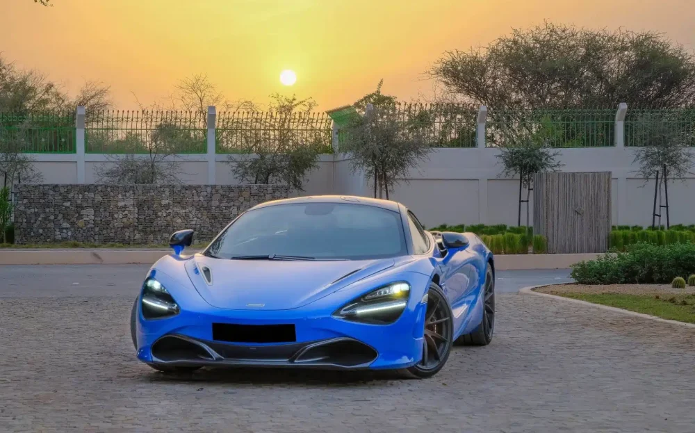 השכרת מקלארן 720s כחולה בדובאי