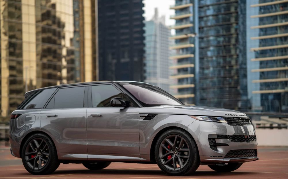 רכב פנאי יוקרתי Range Rover Sport אפור להשכרה בדובאי.